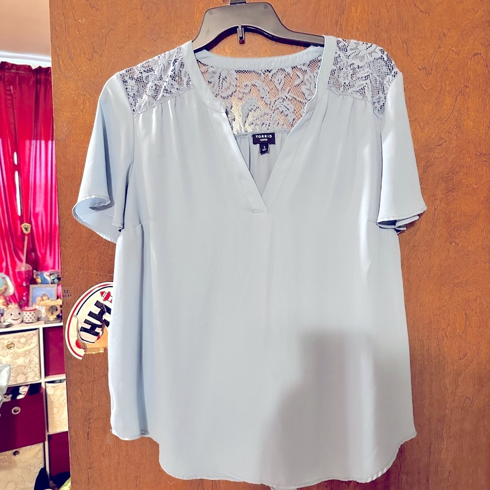 TORRID-Harper Georgette Lace Yoke Flutter Sleeve Top Size 2